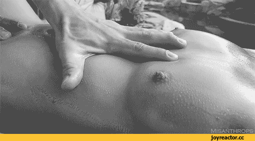 Порно гиф Массажист проводит рукой по голому телу женщины намазанной маслом смотреть бесплатно