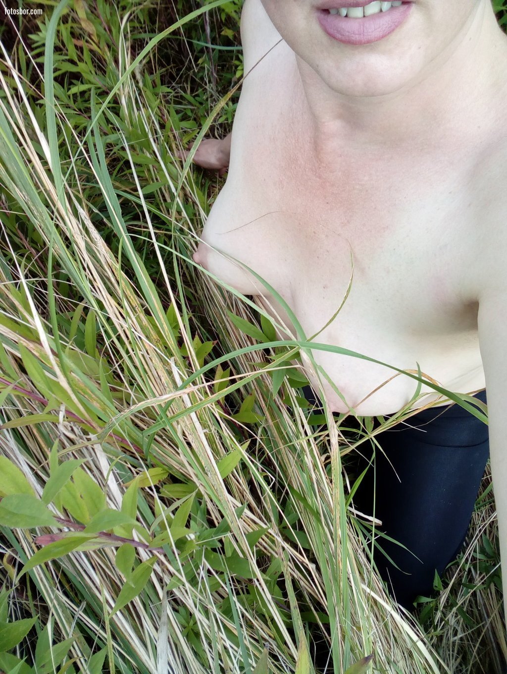 Порно фото Жена разделась на природе и показывает маленькую грудь смотреть бесплатно