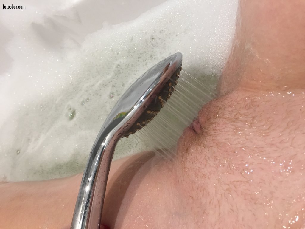 Порно фото Малышка в ванне ласкает свою писечку струями воды смотреть бесплатно