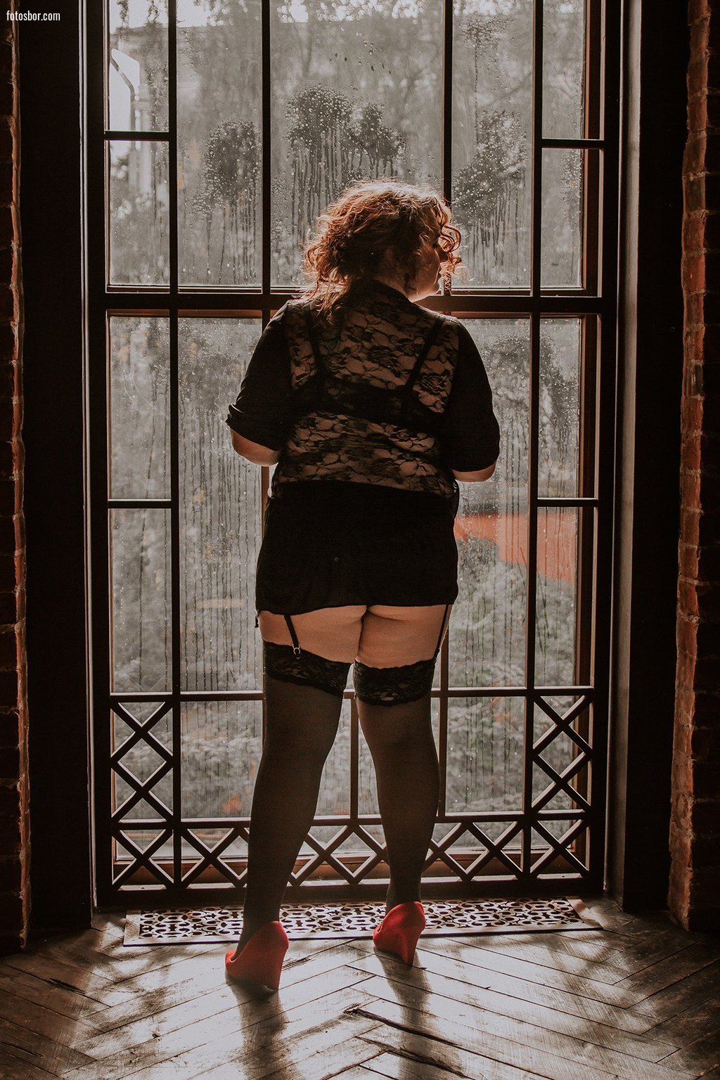Порно фото Зрелка в чёрном коротком платье смотреть бесплатно