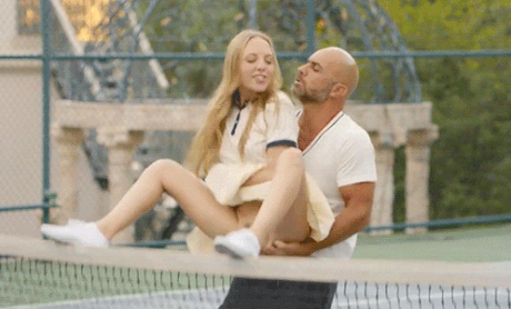Порно гиф Лысый тренер шпилит сучку на теннисном корте смотреть бесплатно