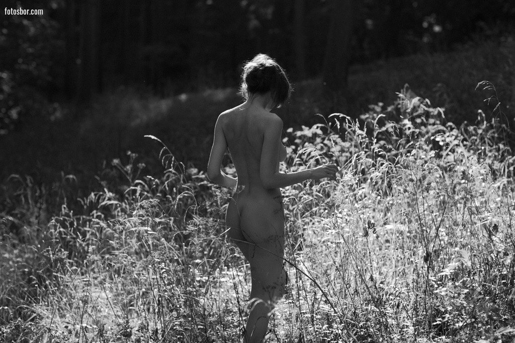 Порно фото Девушка обнаженная гуляет по полю смотреть бесплатно