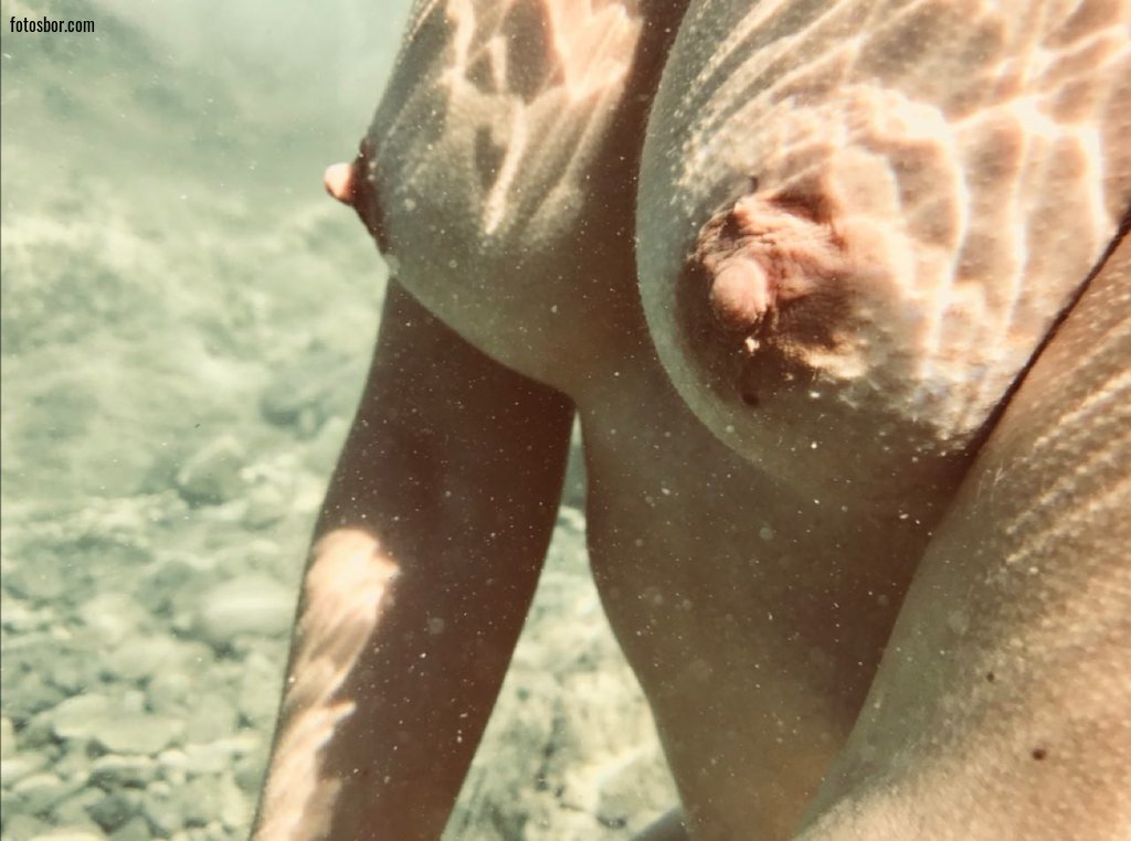 Порно фото Девушка под водой с обнаженной грудью смотреть бесплатно