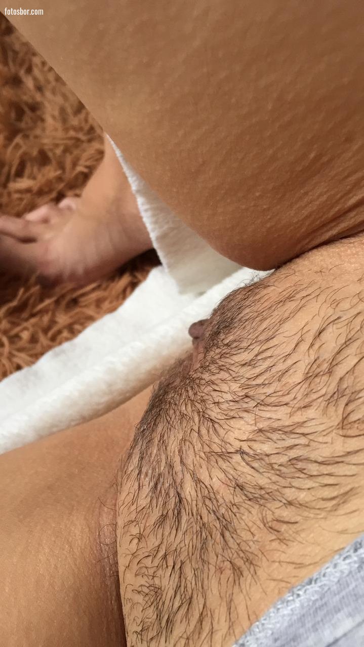 Порно фото Раскрыла полотенце показывая небритый лобок смотреть бесплатно