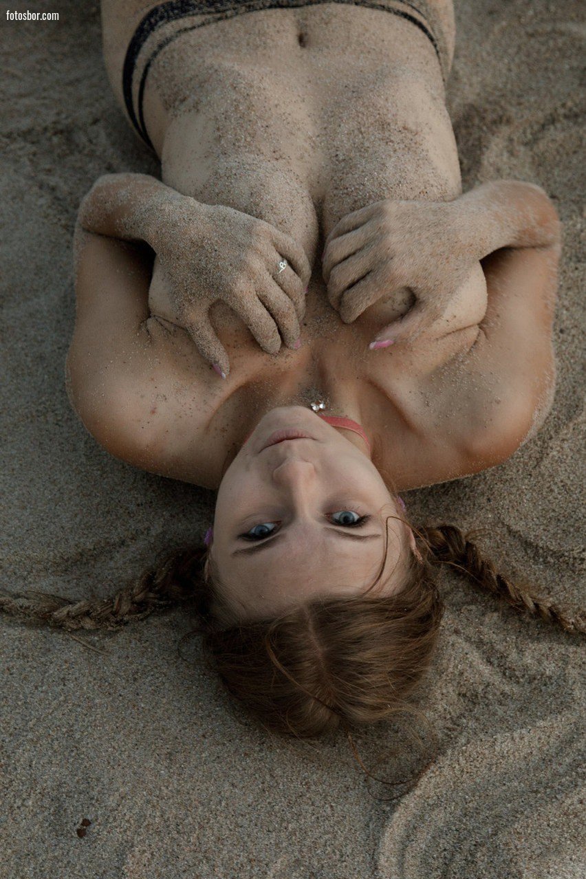 Порно фото Девушка топлесс на пляже смотреть бесплатно