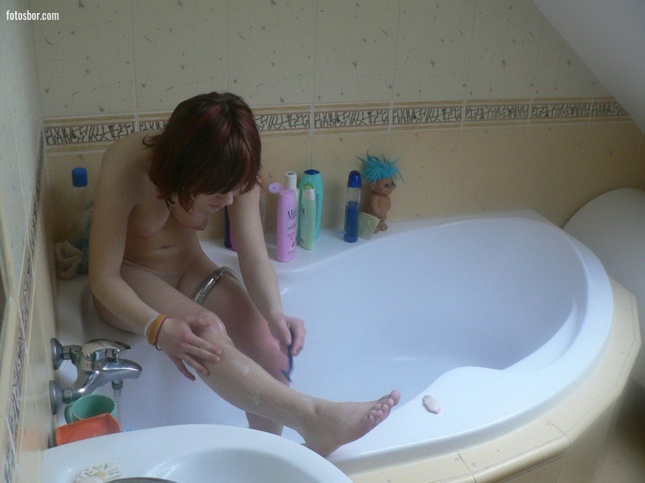 Порно фото Подруга в ванне бреет ноги смотреть бесплатно