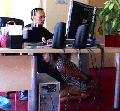 Порно гиф Пока начальник работает секретарша делает ему миньет под столом смотреть бесплатно