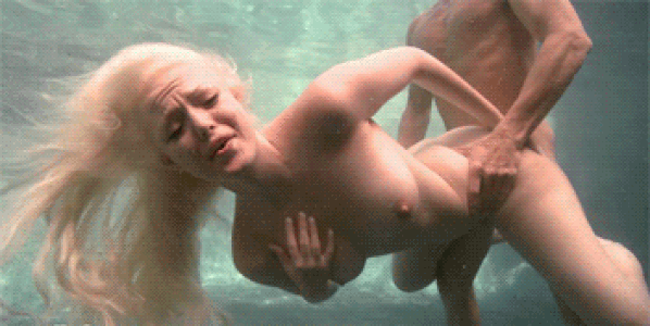 Порно гиф Парень трахает подругу под водой смотреть бесплатно