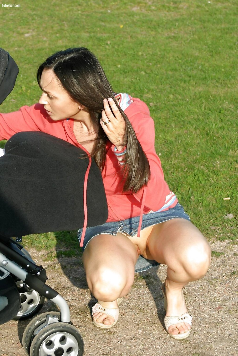 Порно фото Молодая мамаша с коляской без трусов в короткой юбке смотреть бесплатно