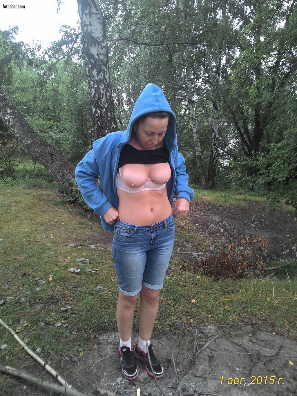 Порно фото Зрелка с голыми сиськами поправляет шорты на природе смотреть бесплатно
