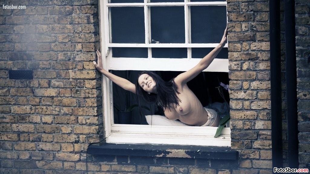 Порно фото Девушка выглядывает из окна с обнаженной грудью смотреть бесплатно