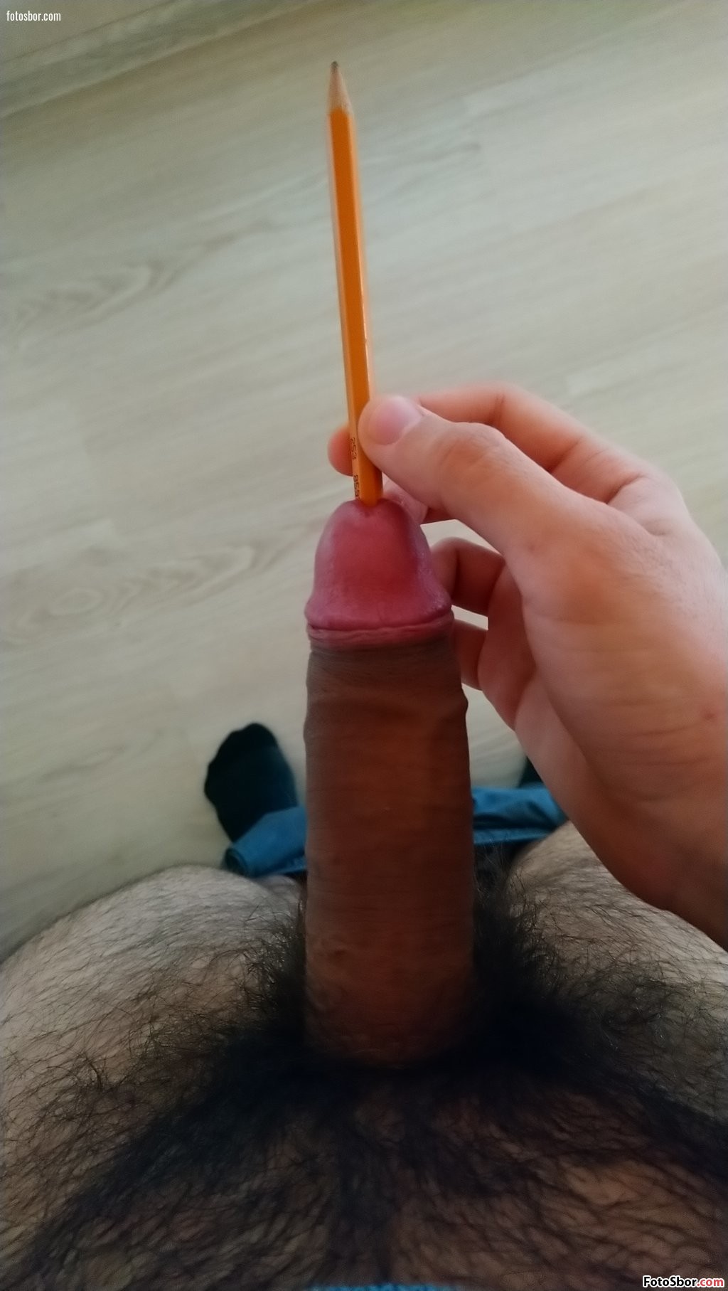 Порно фото Молодой парень засовывает карандаш себе в уретру смотреть бесплатно
