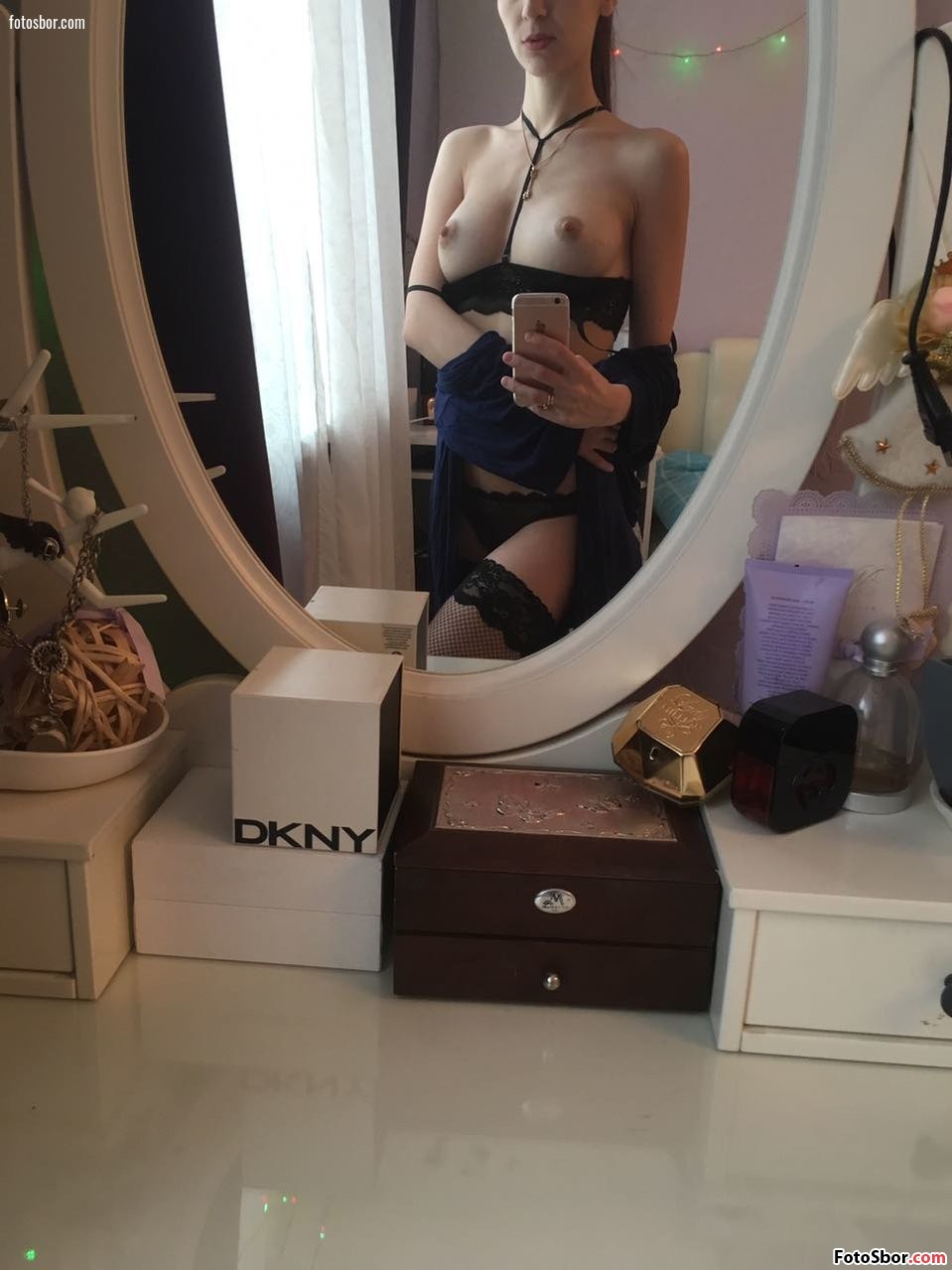Порно фото Высокая девушка в зеркале с обнаженной грудью смотреть бесплатно