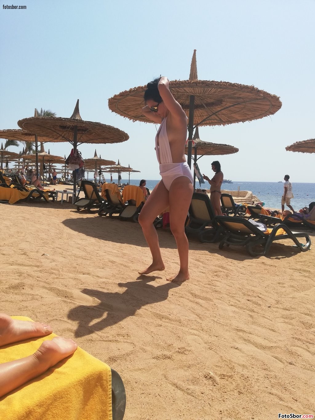 Порно фото Девушка в розовом купальнике на пляже смотреть бесплатно