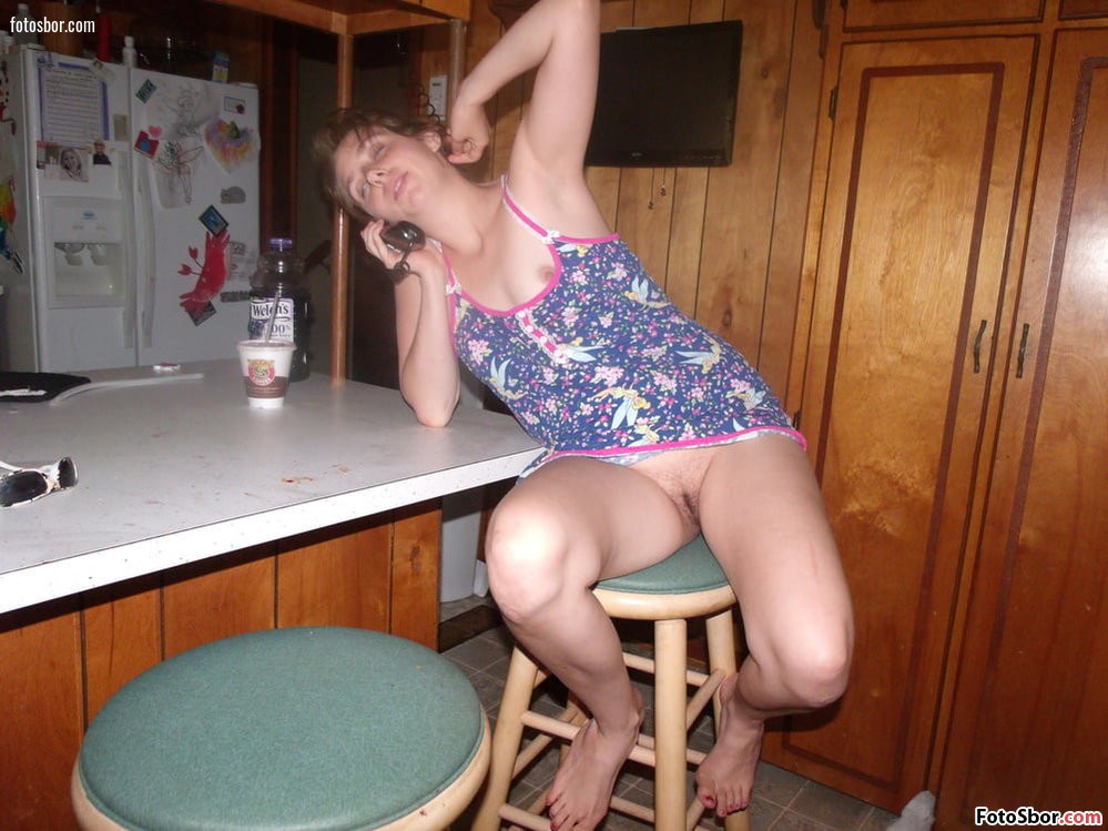 Порно фото Пьяная сноха без трусов разговаривает по телефону смотреть бесплатно
