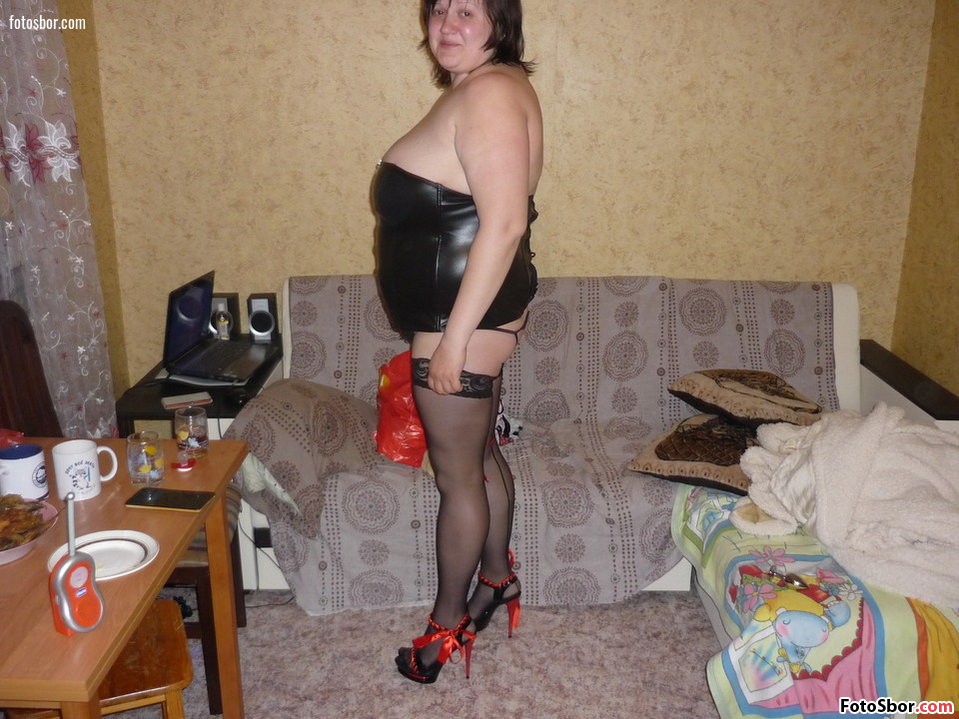 Порно фото Трлстуха в кожаном кресте на каблуках смотреть бесплатно