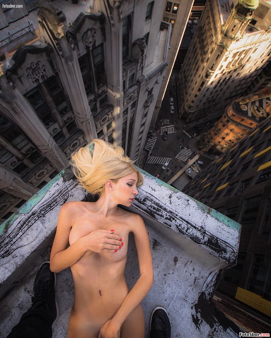 Порно фото Голая блондинка на крыше небоскреба смотреть бесплатно