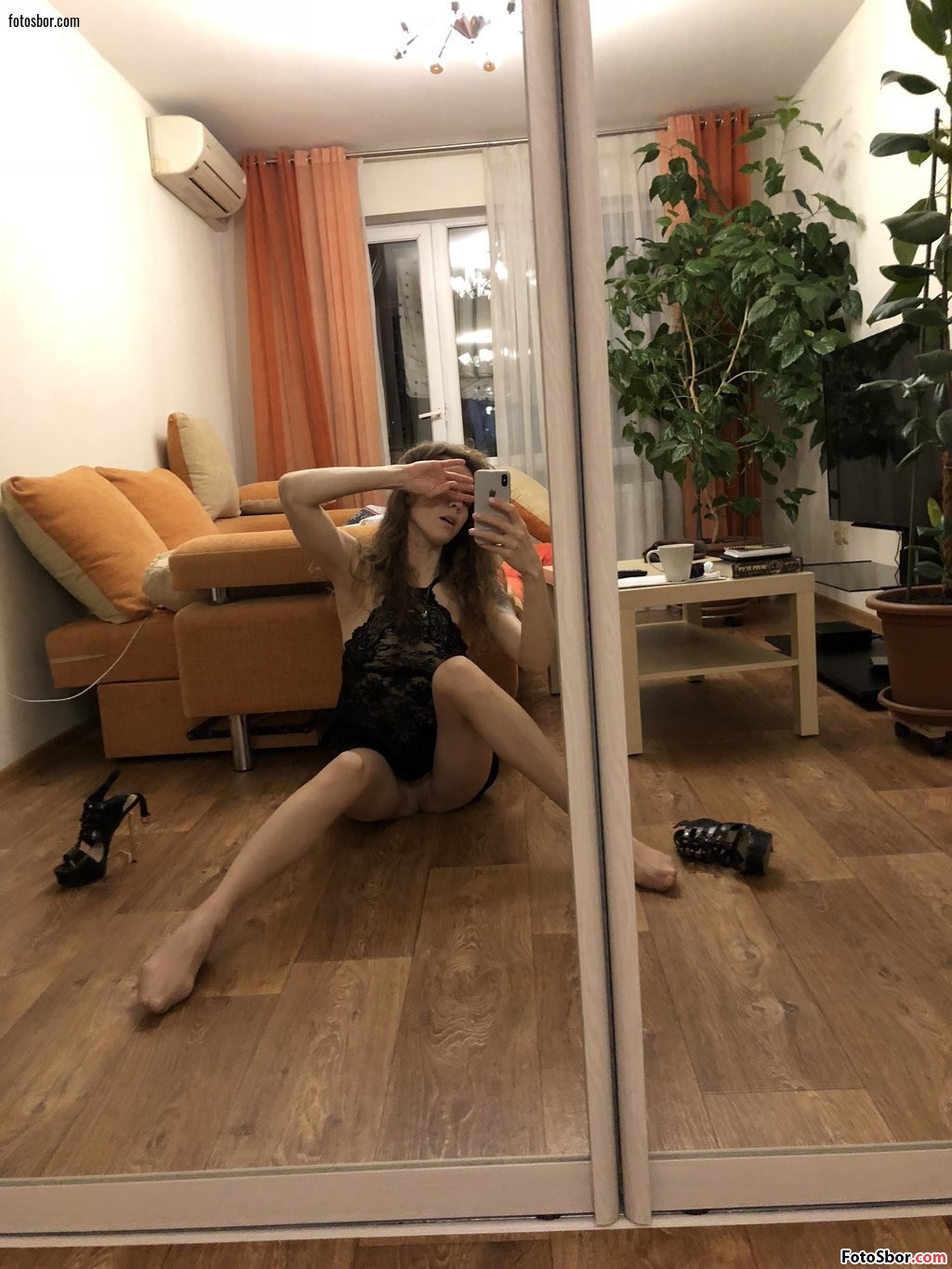 Порно фото Пьяная худая подруга в коротком платье сидит на полу смотреть бесплатно