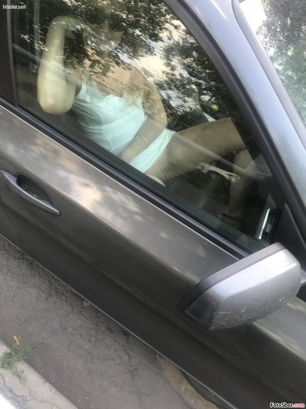 Порно фото Зрелка сидя в машине раздвинула ноги смотреть бесплатно