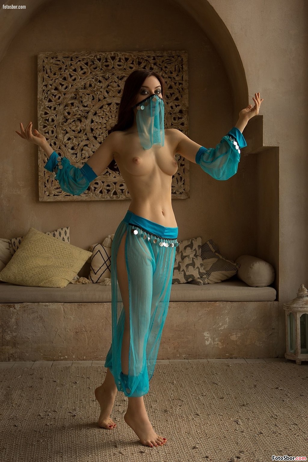 Порно фото Стройная арабка с обнаженной грудью смотреть бесплатно