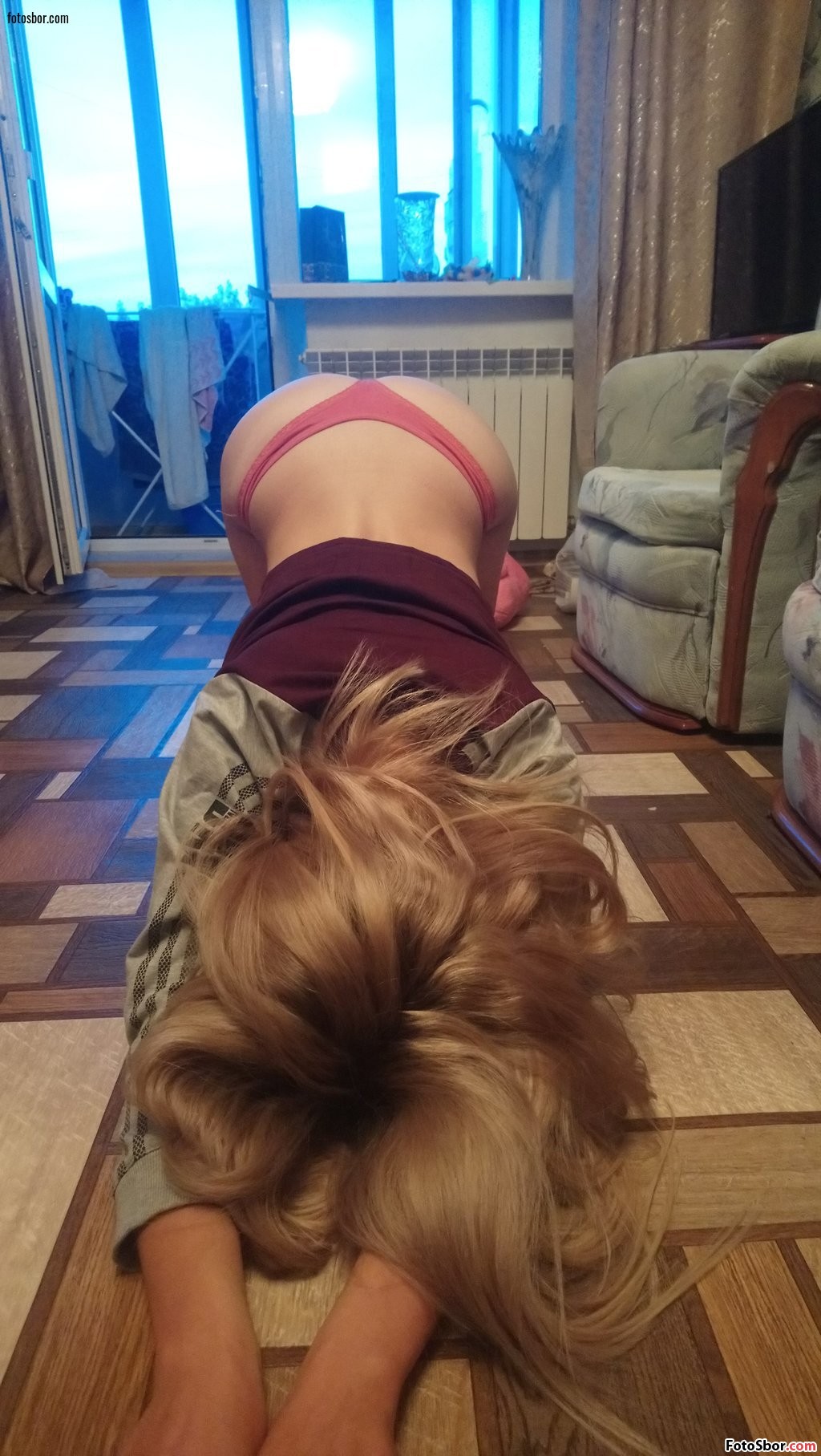 Порно фото Жена покорно склонилась и стала на колени смотреть бесплатно