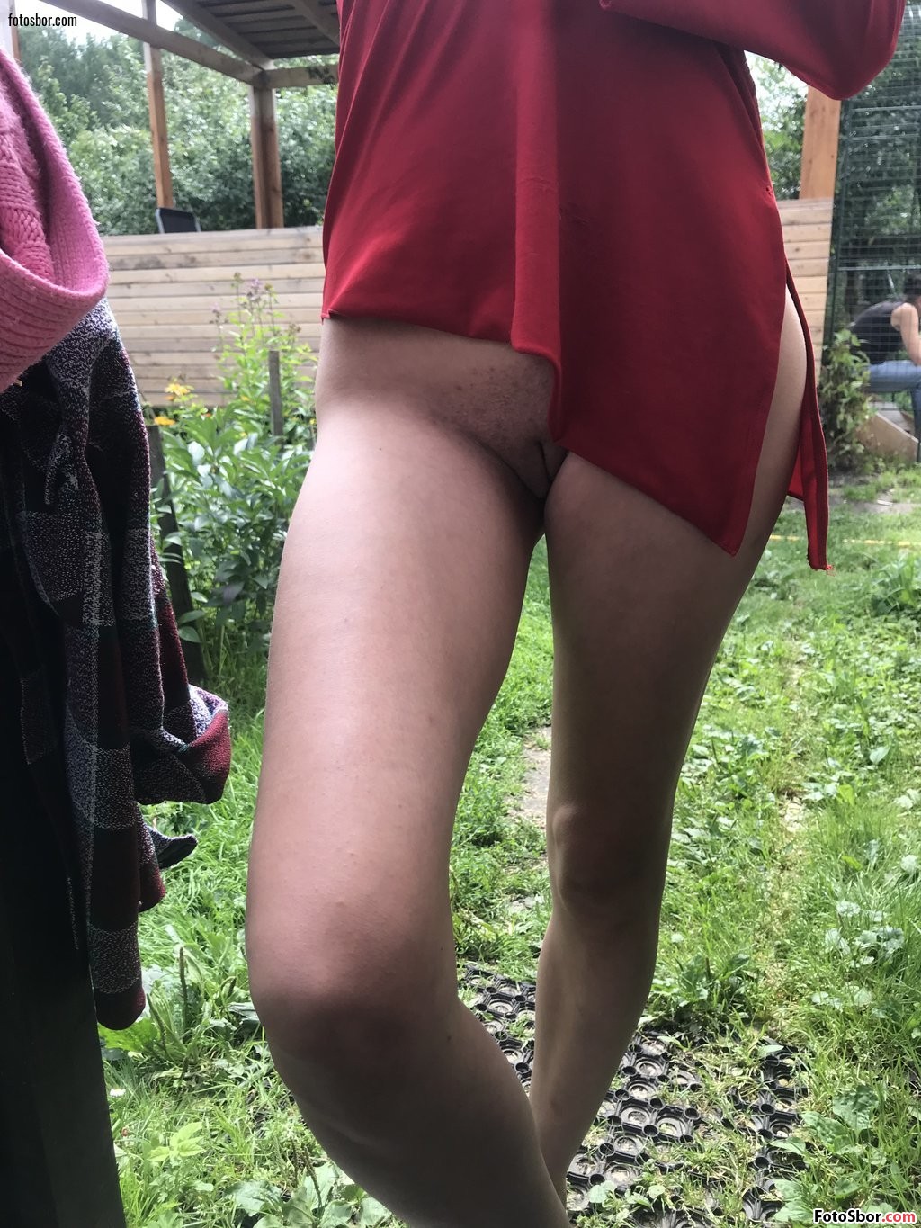Порно фото Стройная жена с длинными ногами отдыхает на даче смотреть бесплатно