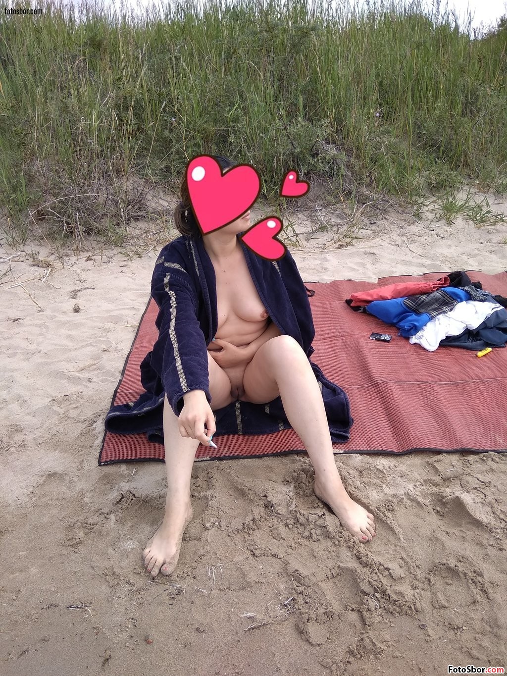 Порно фото Жена сидит на пляже в одном распахнутом халате смотреть бесплатно