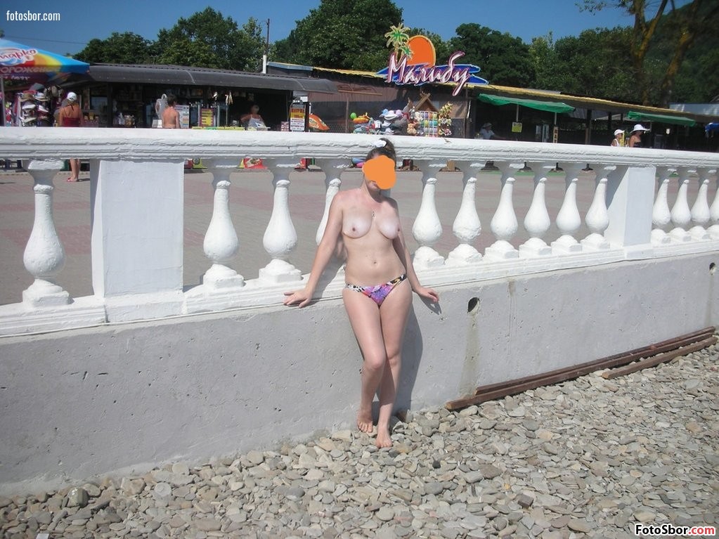 Порно фото Сучка на море топлесс смотреть бесплатно