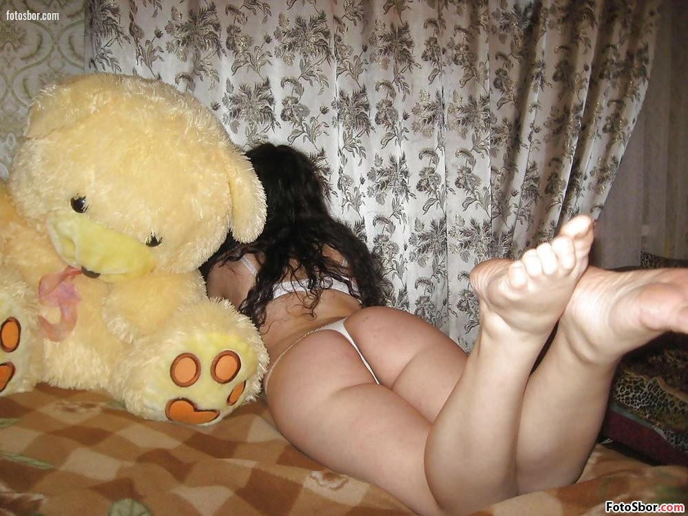 Порно фото Брюнетка в стрингах на кровати с мягкой игрушкой смотреть бесплатно