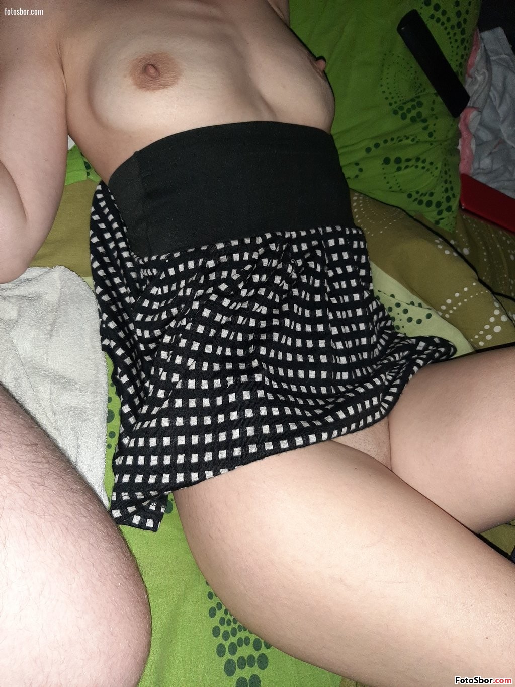 Порно фото Жена лежит в одной юбке смотреть бесплатно