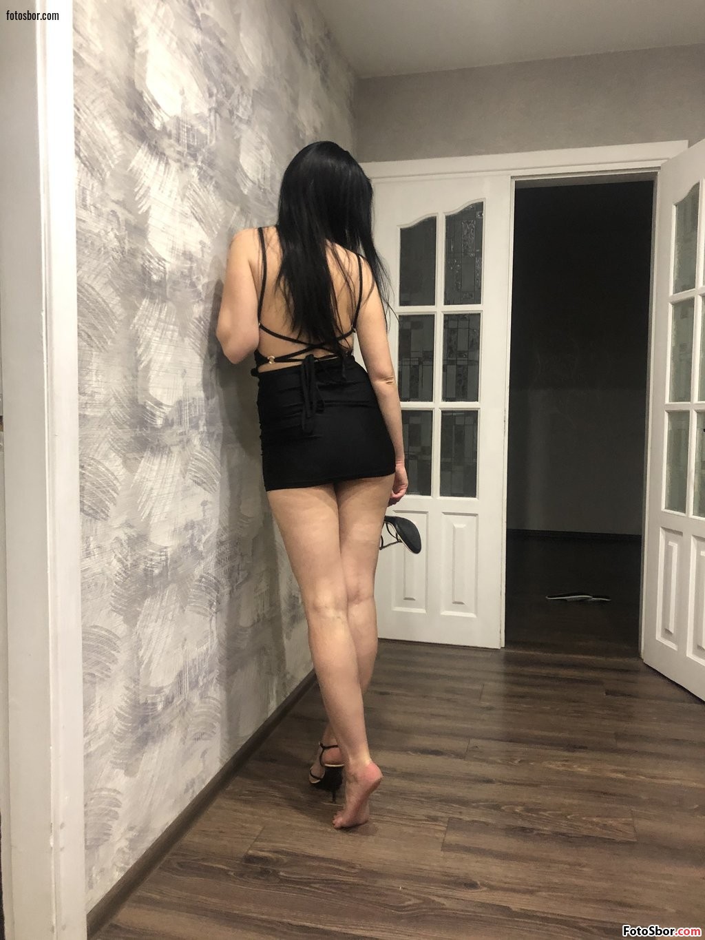 Порно фото Брюнетка в коротком чёрном платье смотреть бесплатно