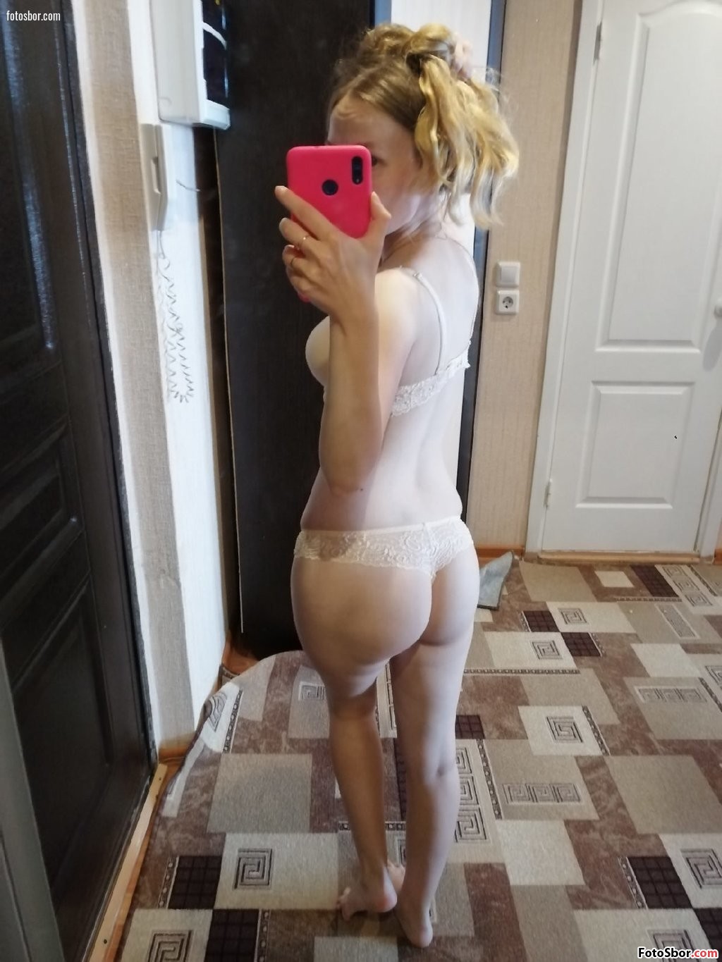 Порно фото Старшекурсница в зеркале стоит в нижнем белье смотреть бесплатно