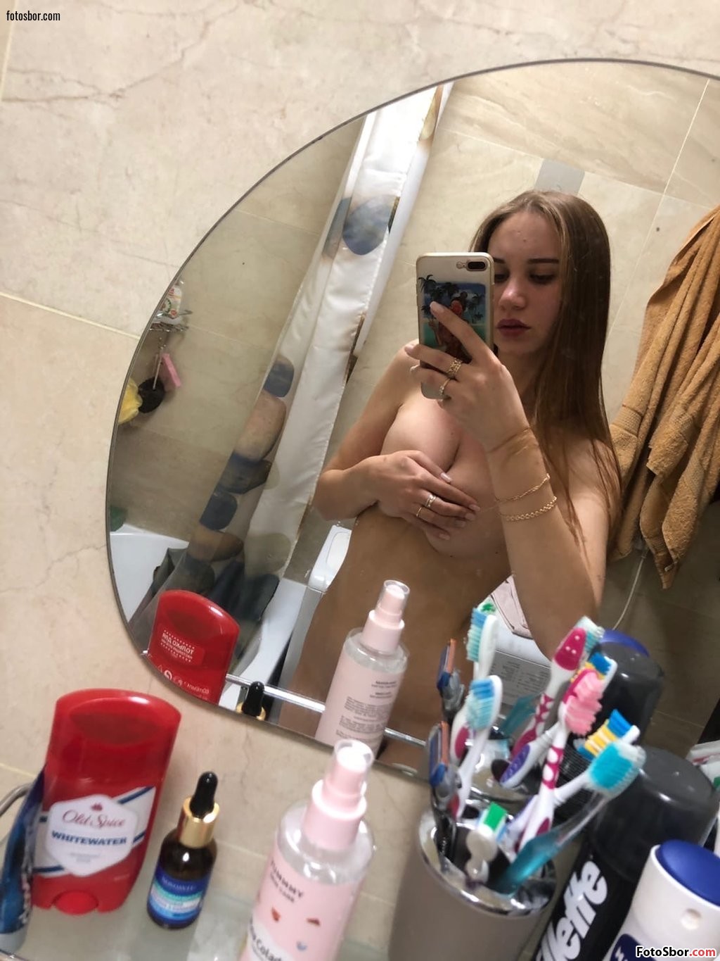 Порно фото Молодая студентка стоит у зеркала прикрывая грудь смотреть бесплатно