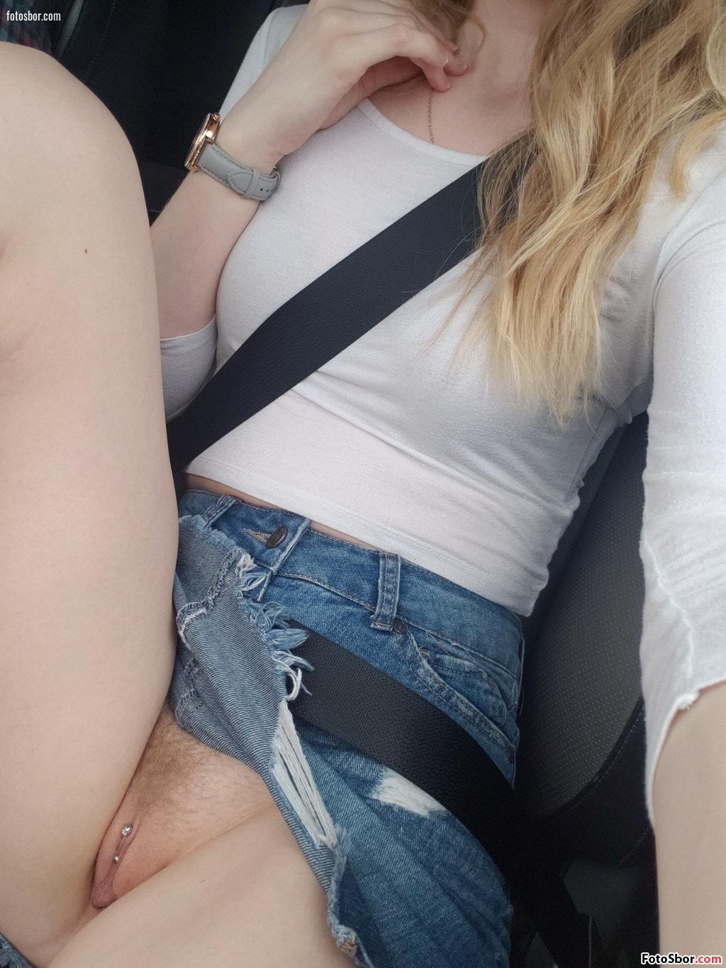 Порно фото Девушка в машине сняла трусики смотреть бесплатно