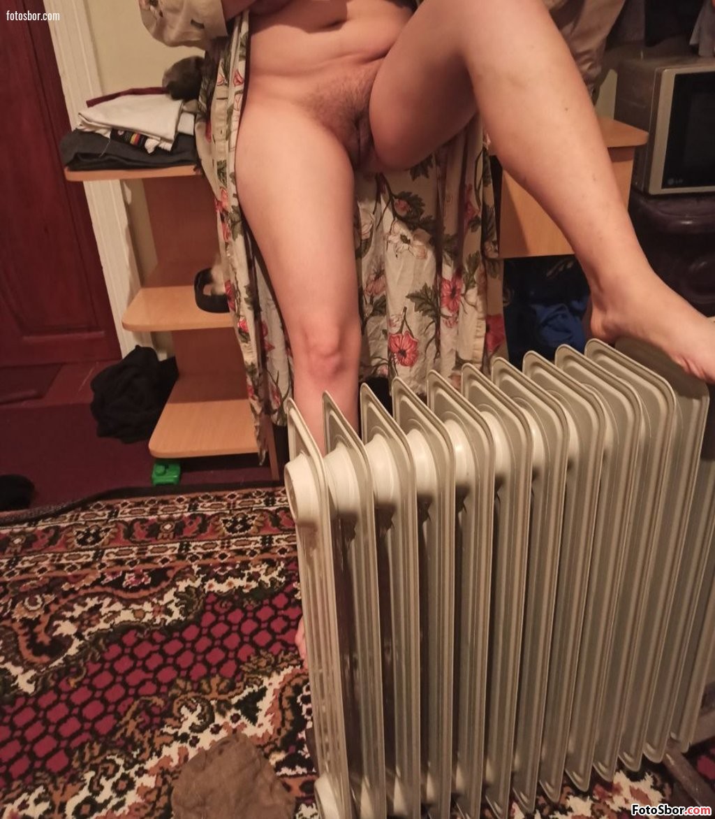 Порно фото Зрелка греет ноги на обогревателе смотреть бесплатно